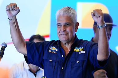 El candidato presidencial José Raúl Mulino celebra tras ganar las elecciones generales en la Ciudad de Panamá